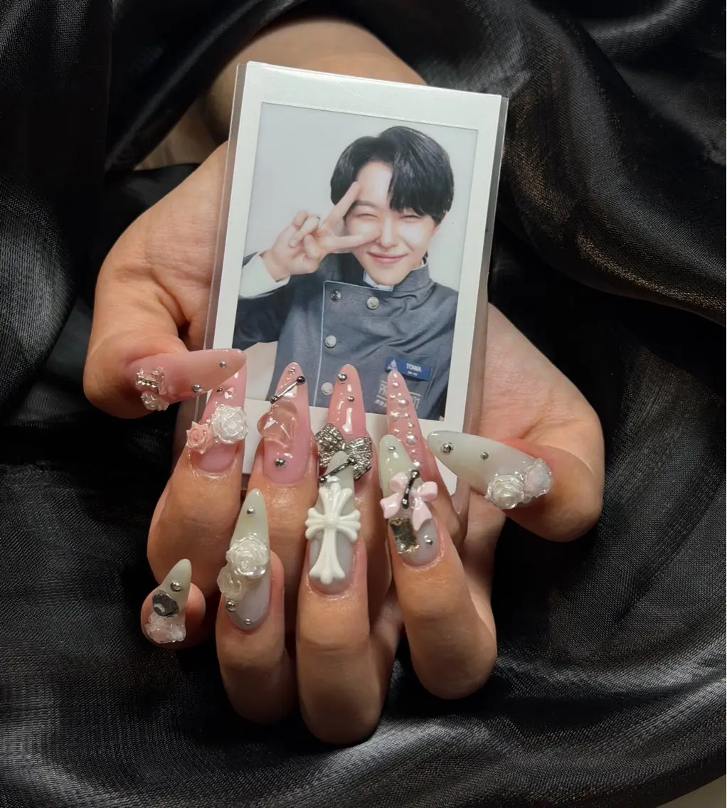 ネイル オーロラネイル チークネイル フットネイル フレンチネイル ジェルネイル Nichi Nail Salonのネイルデザイン