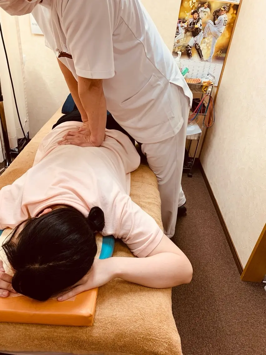 骨盤矯正（全身マッサージ、骨盤矯正、矯正コンプレッサ、腰吸玉）の写真