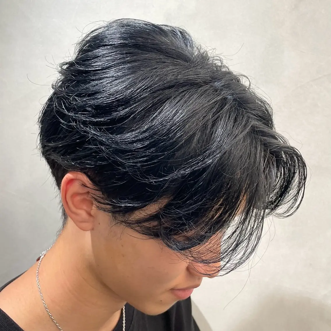 ミディアム カラー ヘアアレンジ メンズ 黒髪 ブルーカラー ブルーブラック fifth 石川 凪のヘアスタイル