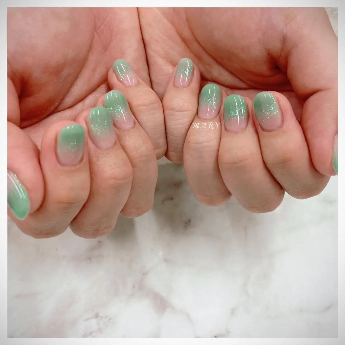 ネイル グラデーション グリーン ラメ(グリッター) ニュアンスネイル シンプルネイル ハンドネイル Mary nail .narumiのネイルデザイン