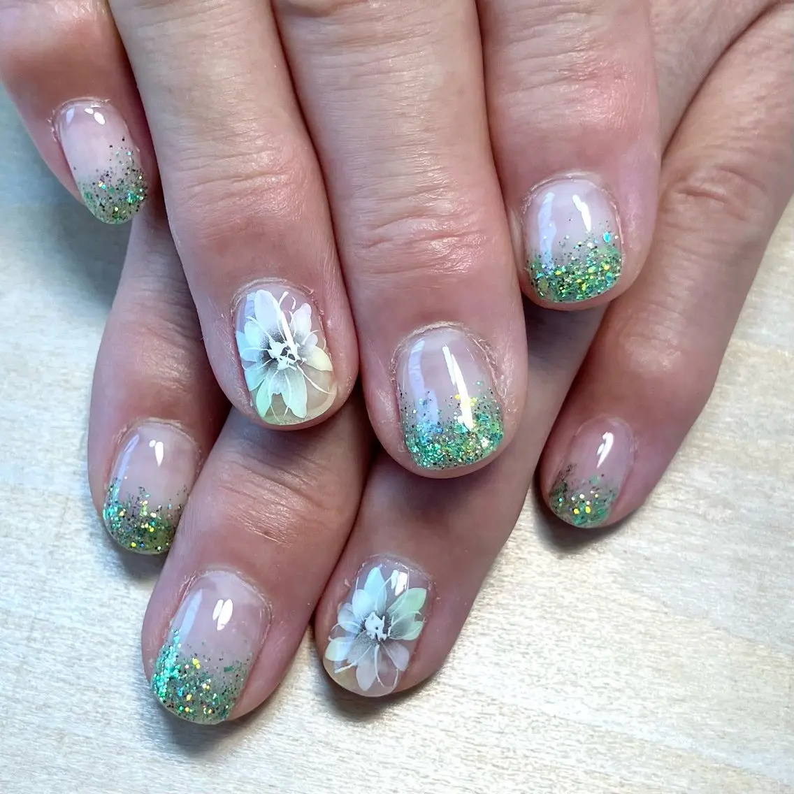 ネイル フラワーネイル グリーン ラメ(グリッター) ラメグラデーション nailroom kukaのネイルデザイン