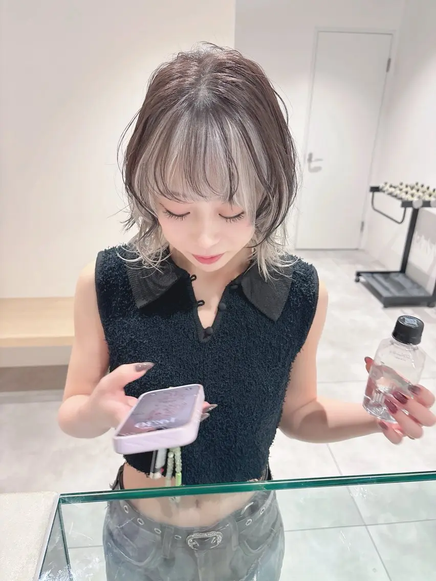 ミディアム カラー シルバー ケアブリーチ 坪井佑樹のヘアスタイル