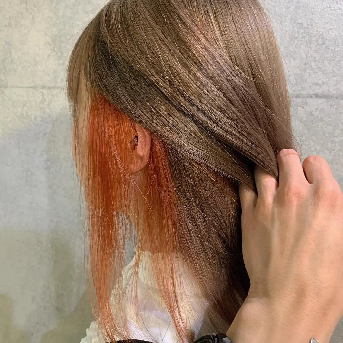 セミロング カラー ベージュカラー ミルクティーベージュ オレンジ 中性ウルフカット ケアブリーチ/ケイトのヘアスタイル