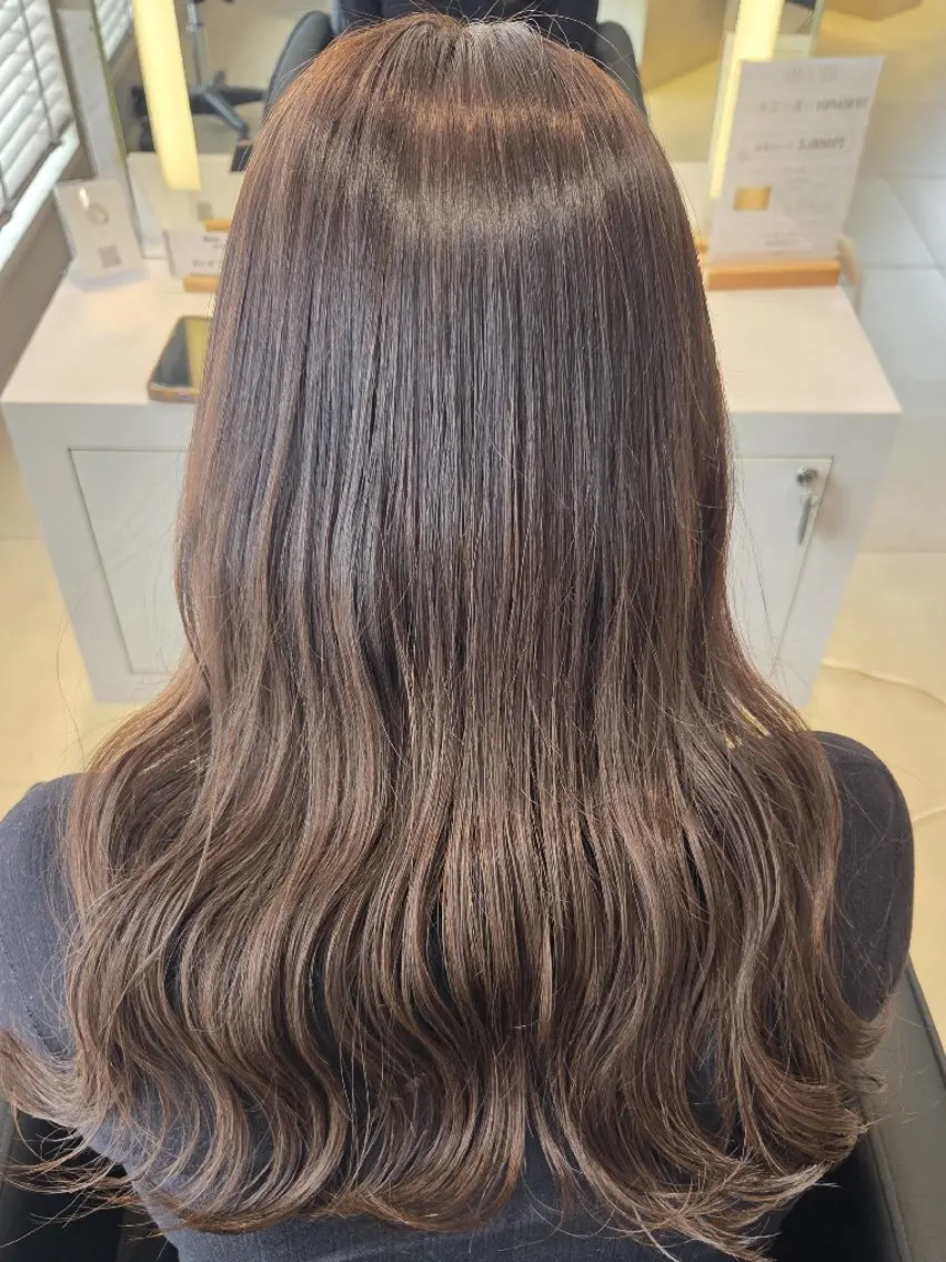 ロング ヘアカラー 《透明感カラー》赤岩 咲希のヘアスタイル