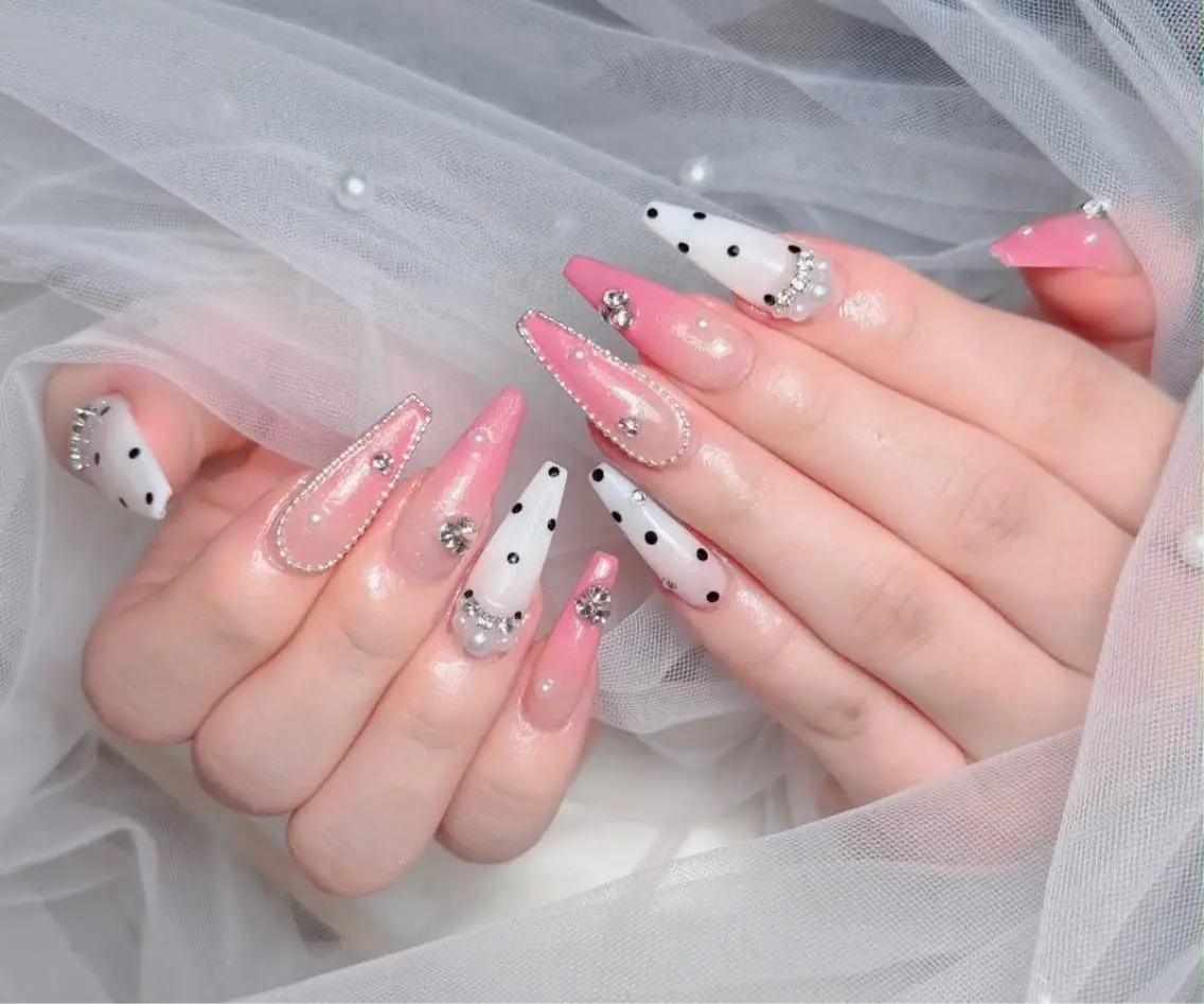 ネイル アートネイル ボルドー フレンチネイル ジェルネイル 氷ネイル・うるうるネイル ハンドネイル Julie Nail Rinのネイルデザイン