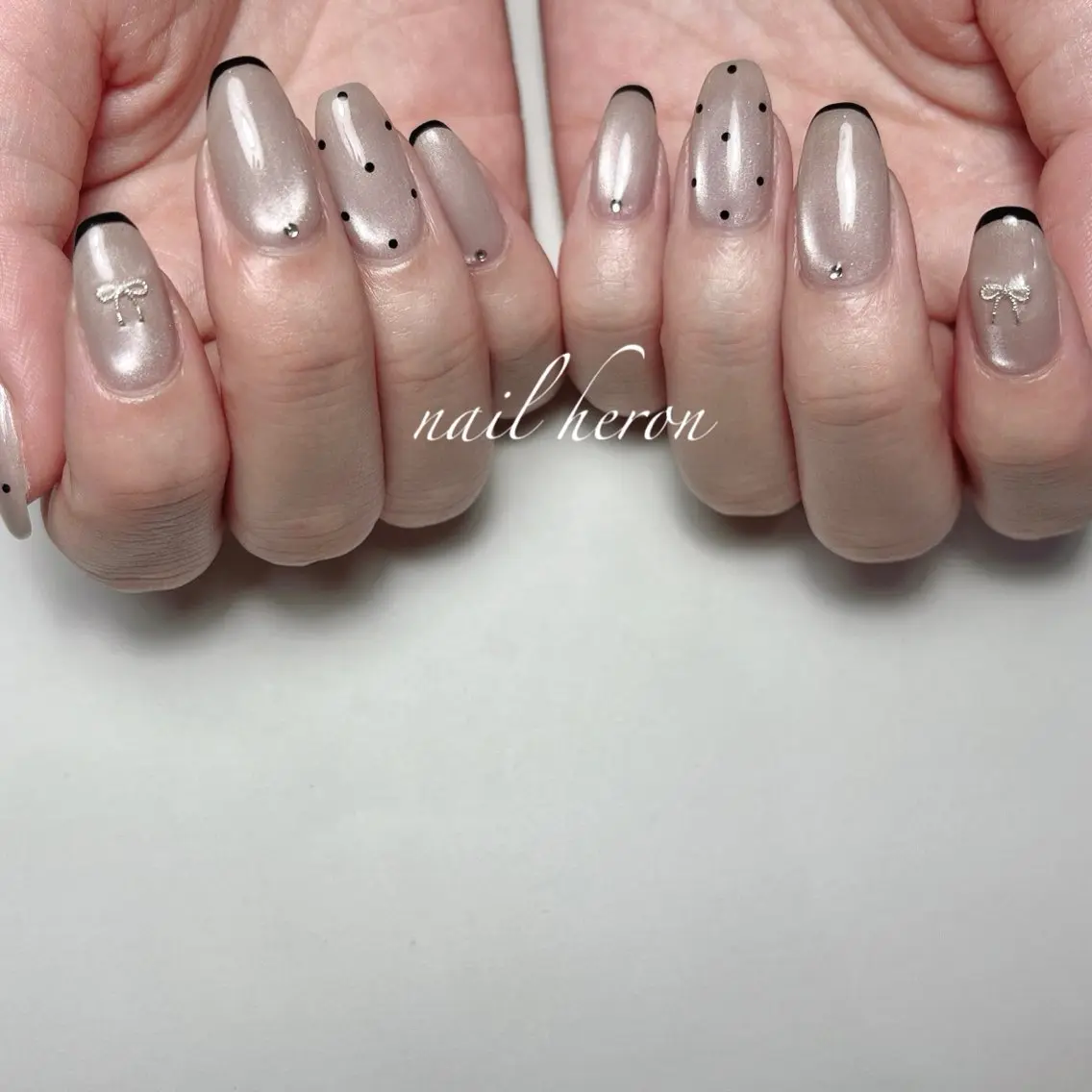 ネイル ドット リボン ハンドネイル saki_ nail heronのネイルデザイン