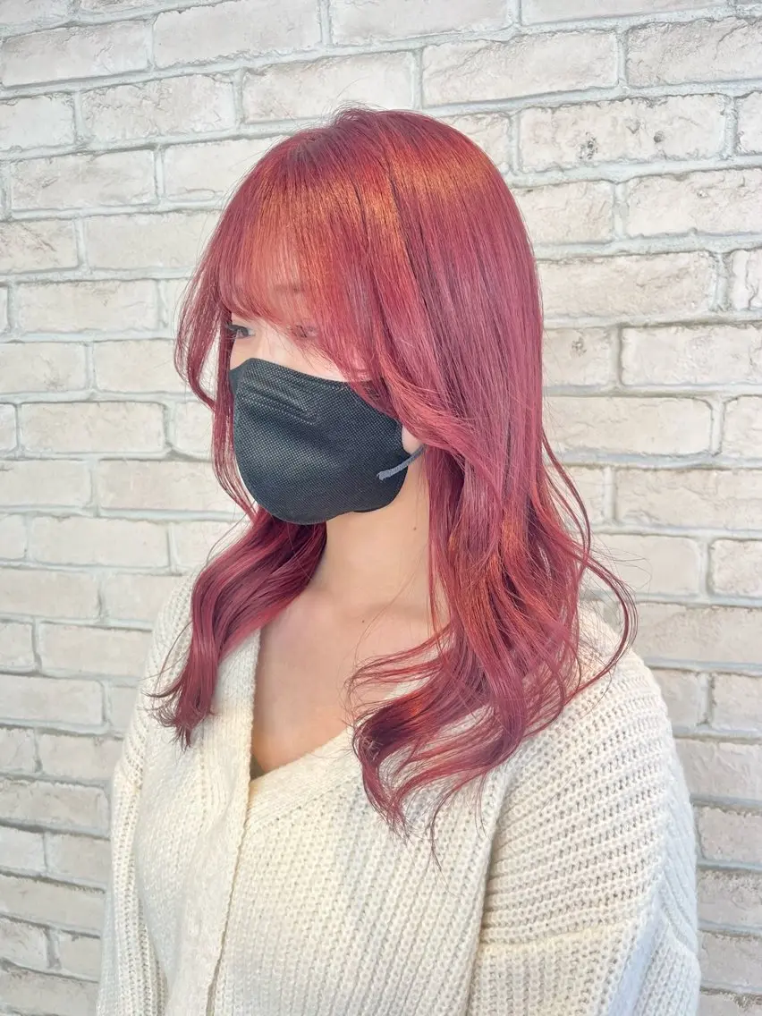 セミロング カラー ピンクカラー レッドカラー ヘアカラー ハイトーンカラー シールエクステのヘアスタイル