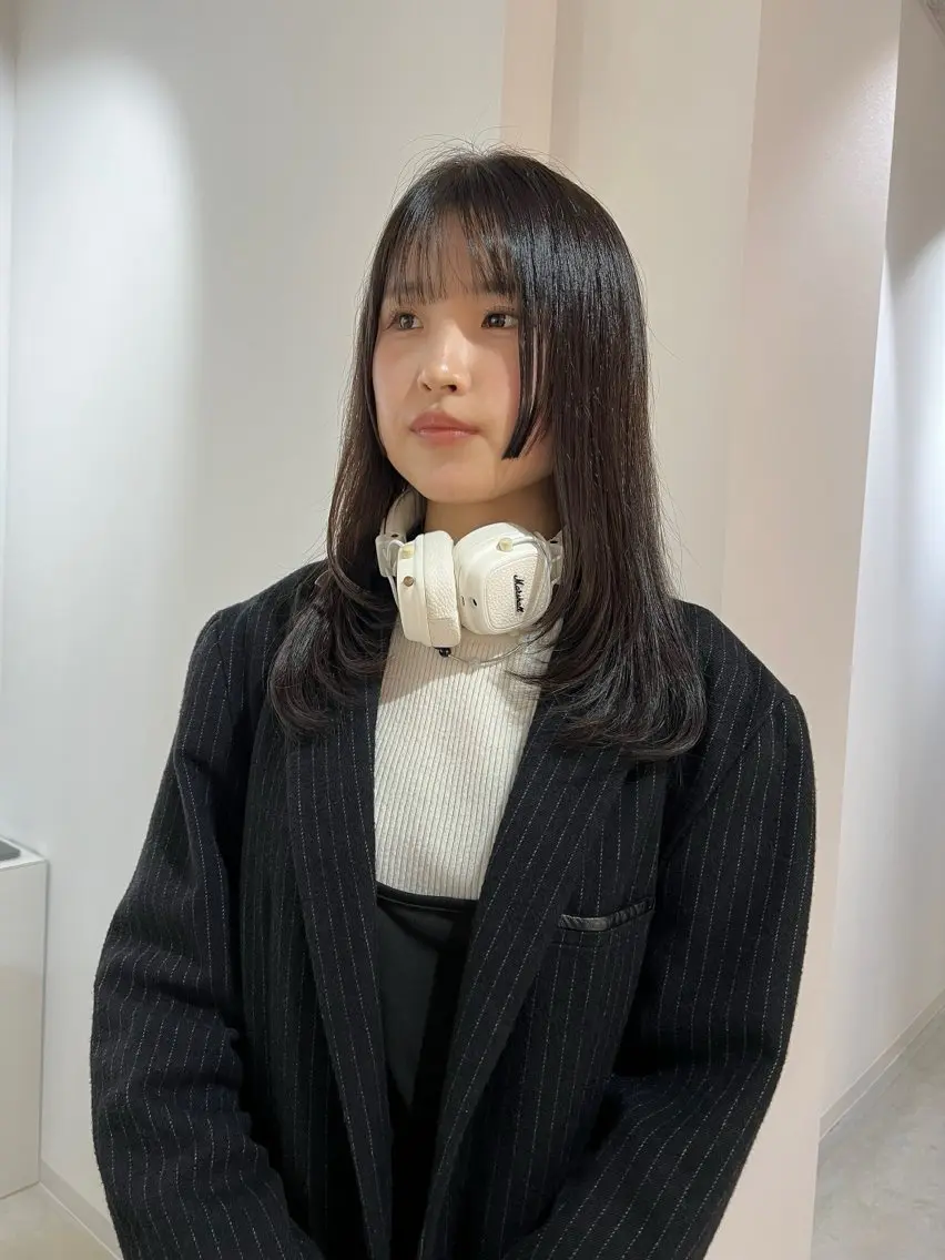 セミロング 顔まわりレイヤー 顔周りカット 姫カット レイヤーカット VISION 巻幡野花のヘアスタイル