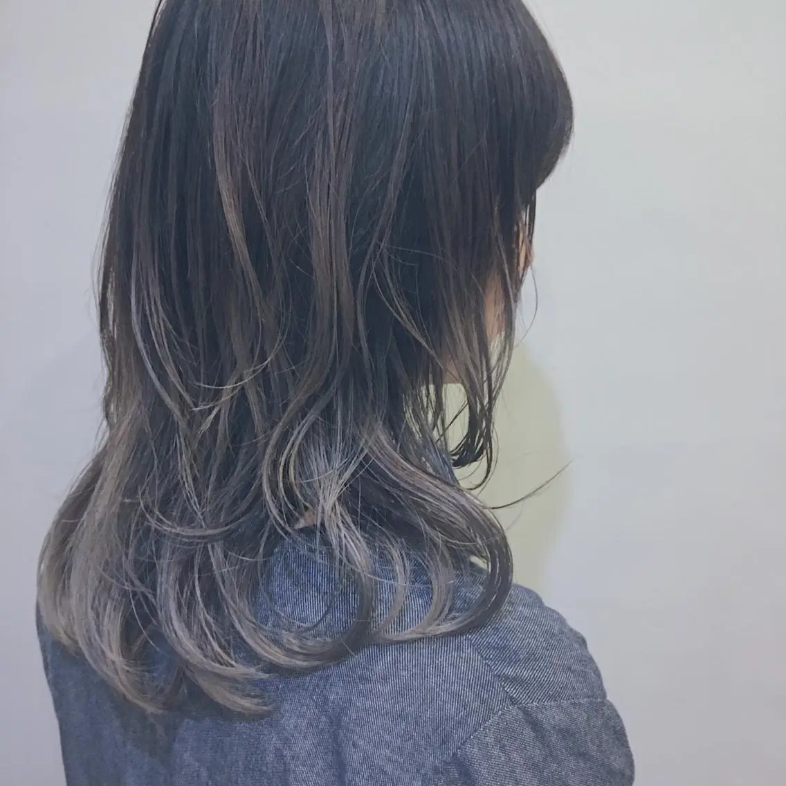 ミディアム カラー ブルーカラー ブルーグレー ブルーグレージュ 透明感カラー グラデーションカラー カット ヘアカラー トリートメント 山中 直輝のヘアスタイル