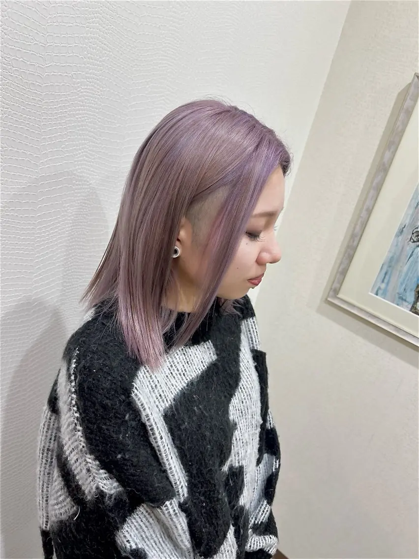 セミロング カラー ブリーチ パープルカラー カット ヘアカラー 井上 花音のヘアスタイル