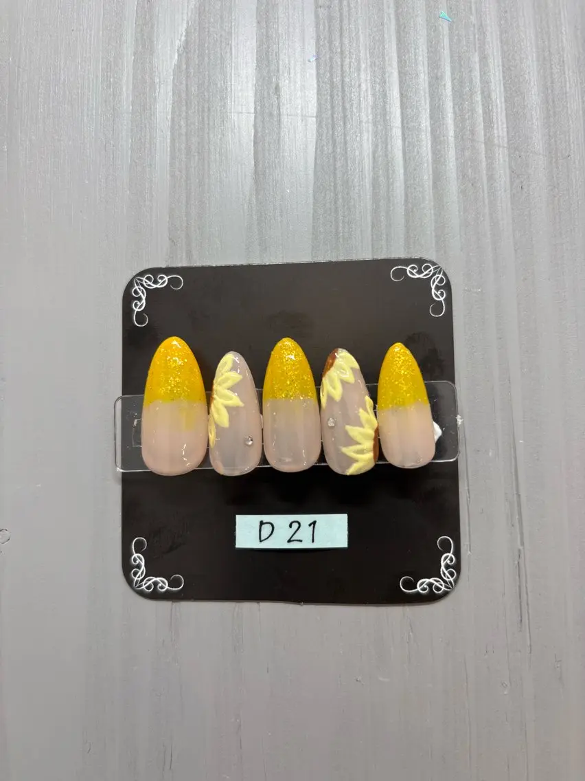 限定デザインネイルD21（オフ込み）の写真