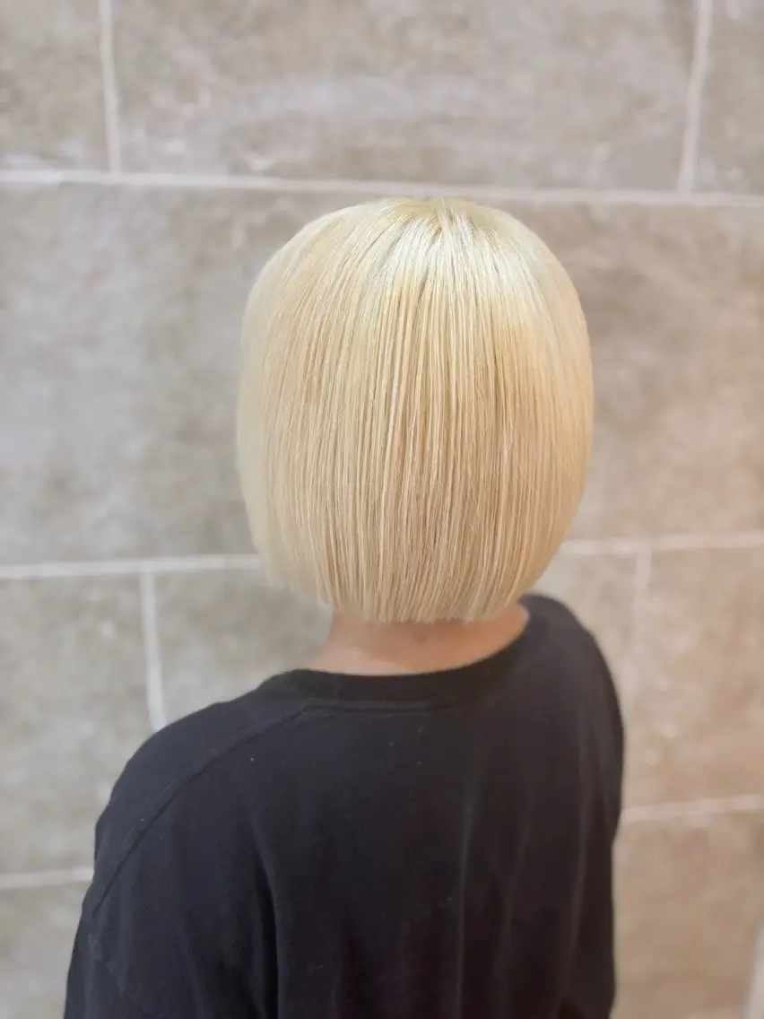 ショート カラー 切りっぱなしボブ ブリーチ ブロンド ホワイトブロンド ボブ ヘアカラー 岸 風花のヘアスタイル