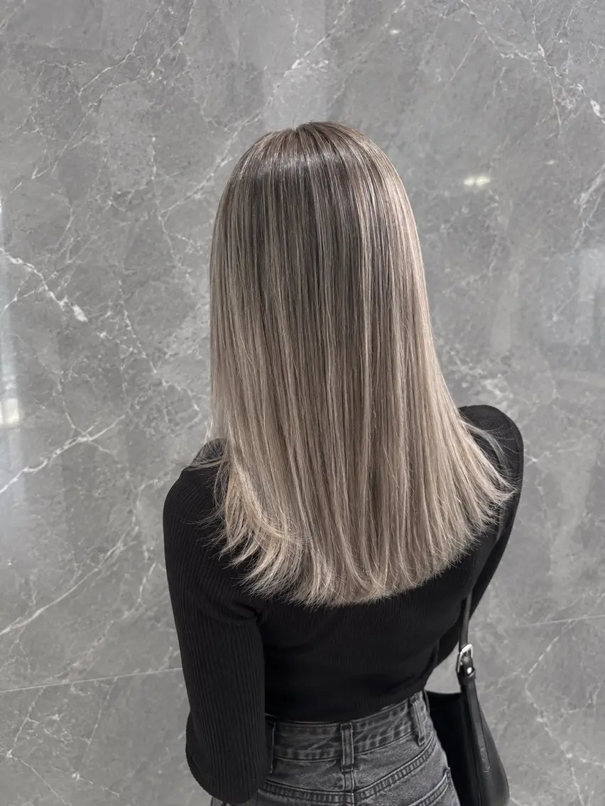 セミロング レイヤーカット 🤍HIKARI🤍 ハイライトのヘアスタイル