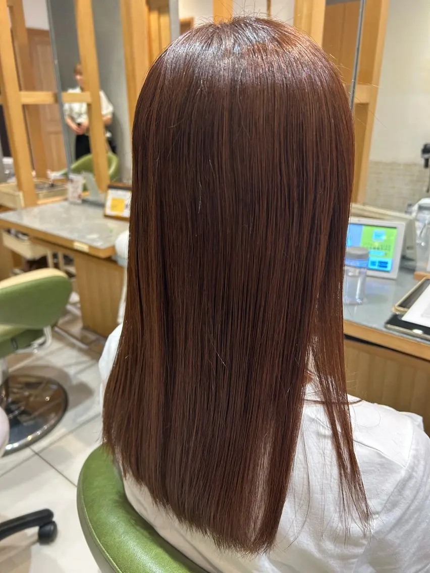 セミロング ハイライトカラー レイヤーカットのヘアスタイル
