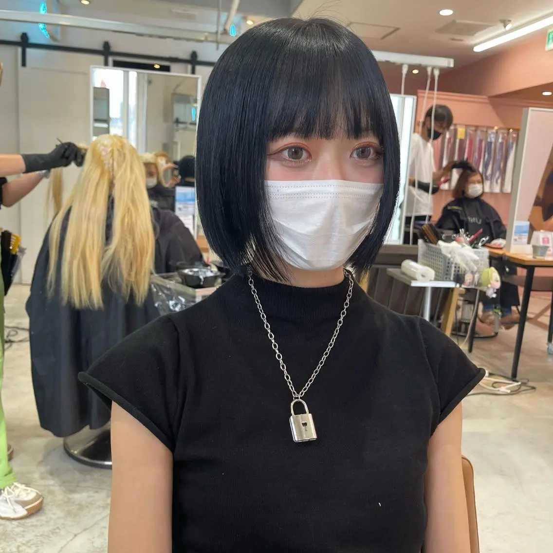 ショート カラー ブルーカラー nameless miichiのヘアスタイル