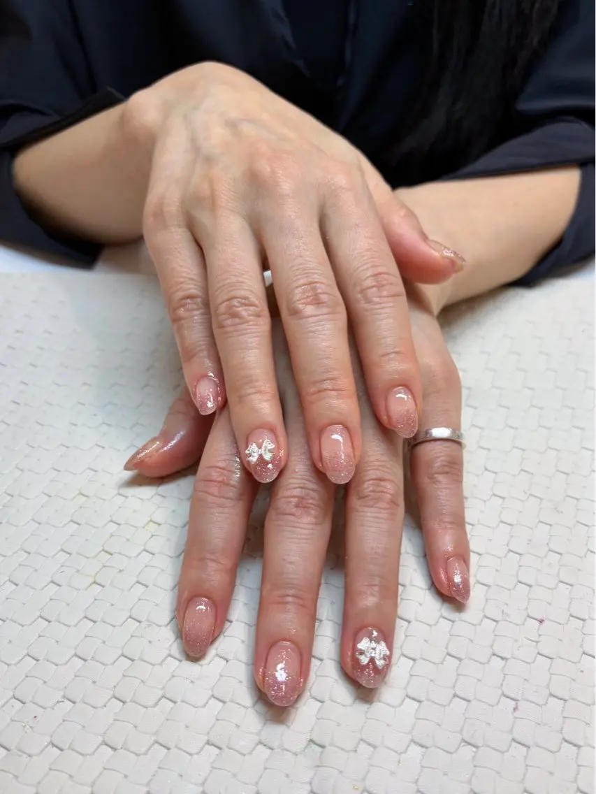 ネイル グラデーション ラメ(グリッター) ラメグラデーション ストーンネイル 花 花のネイルデザイン