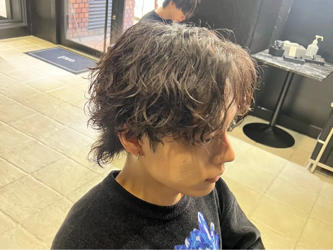 ミディアム パーマ メンズ ミディアムパーマ センターパート メンズパーマ 波巻きパーマ メンズウルフカット 【フェザーパーマ】 【縮毛矯正】鶴田文のヘアスタイル