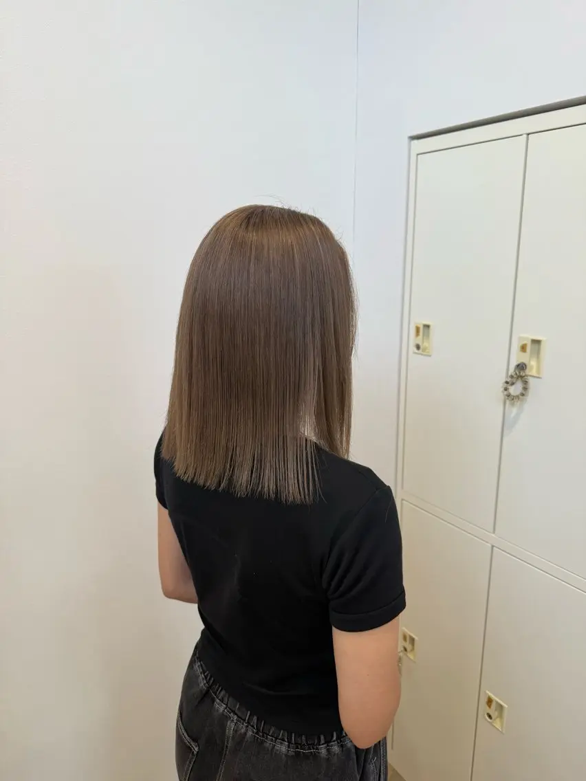 セミロング カラー ベージュカラー カット ヘアカラー 吉川 莉央のヘアスタイル