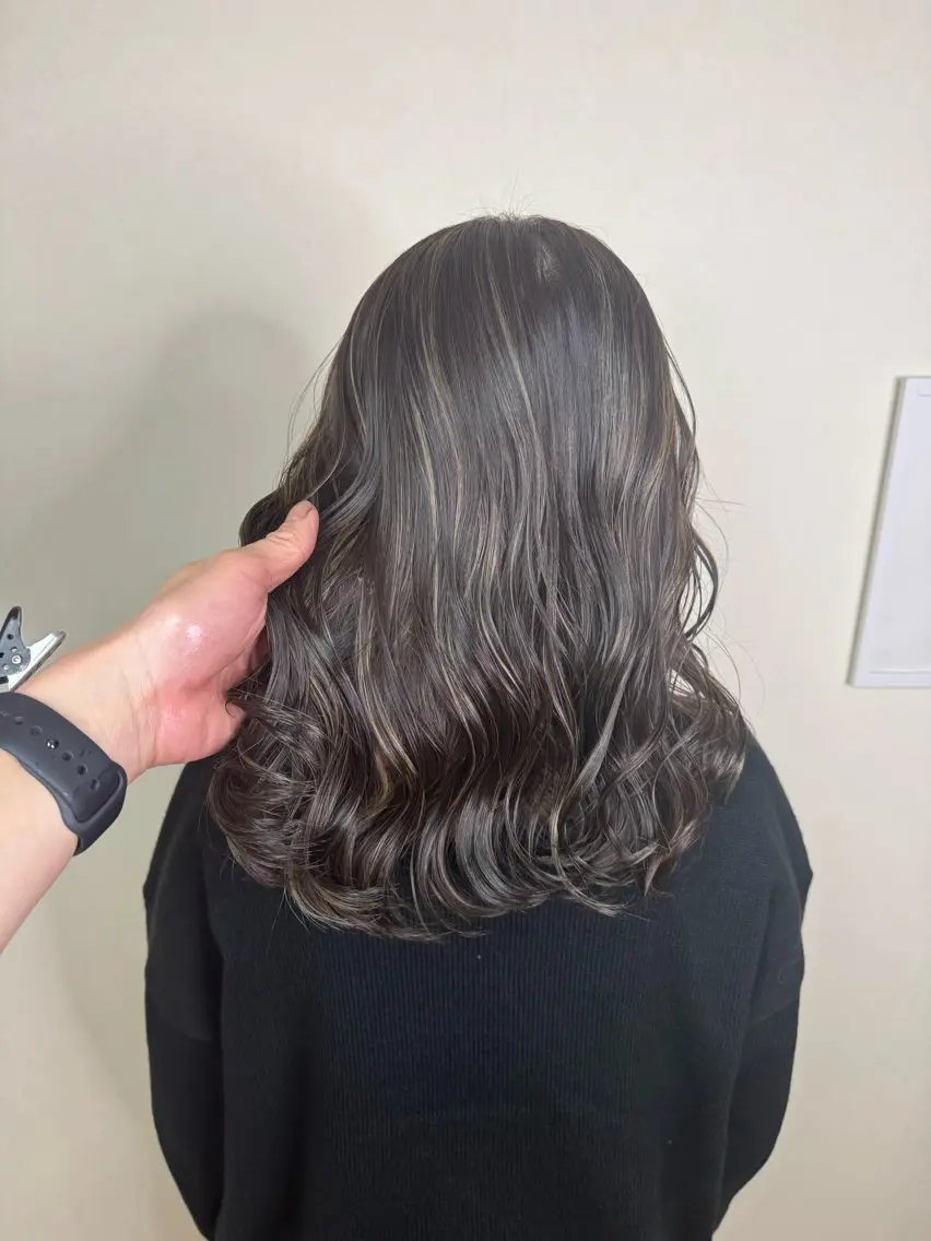 セミロング カラー グレージュ ハイライトカラー ハイライト ハイライトカラー✨ グレージュ✨鎌倉光洋のヘアスタイル