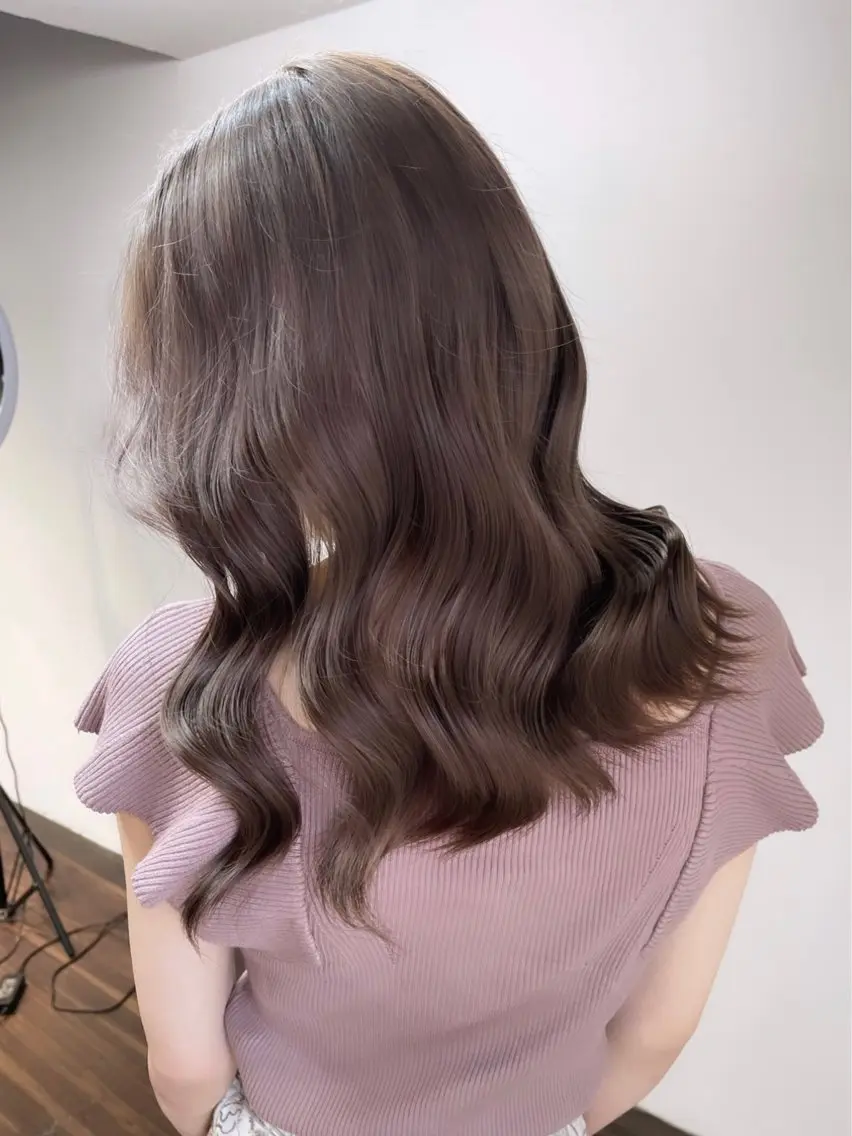 ロング カラー ヘアアレンジ ベージュカラー ブリーチ イヤリングカラー ハイトーンカラー ミルクティーベージュ カット ヘアカラー トリートメント 髪質改善/レイヤー 縮毛矯正/ケラチン耀のヘアスタイル