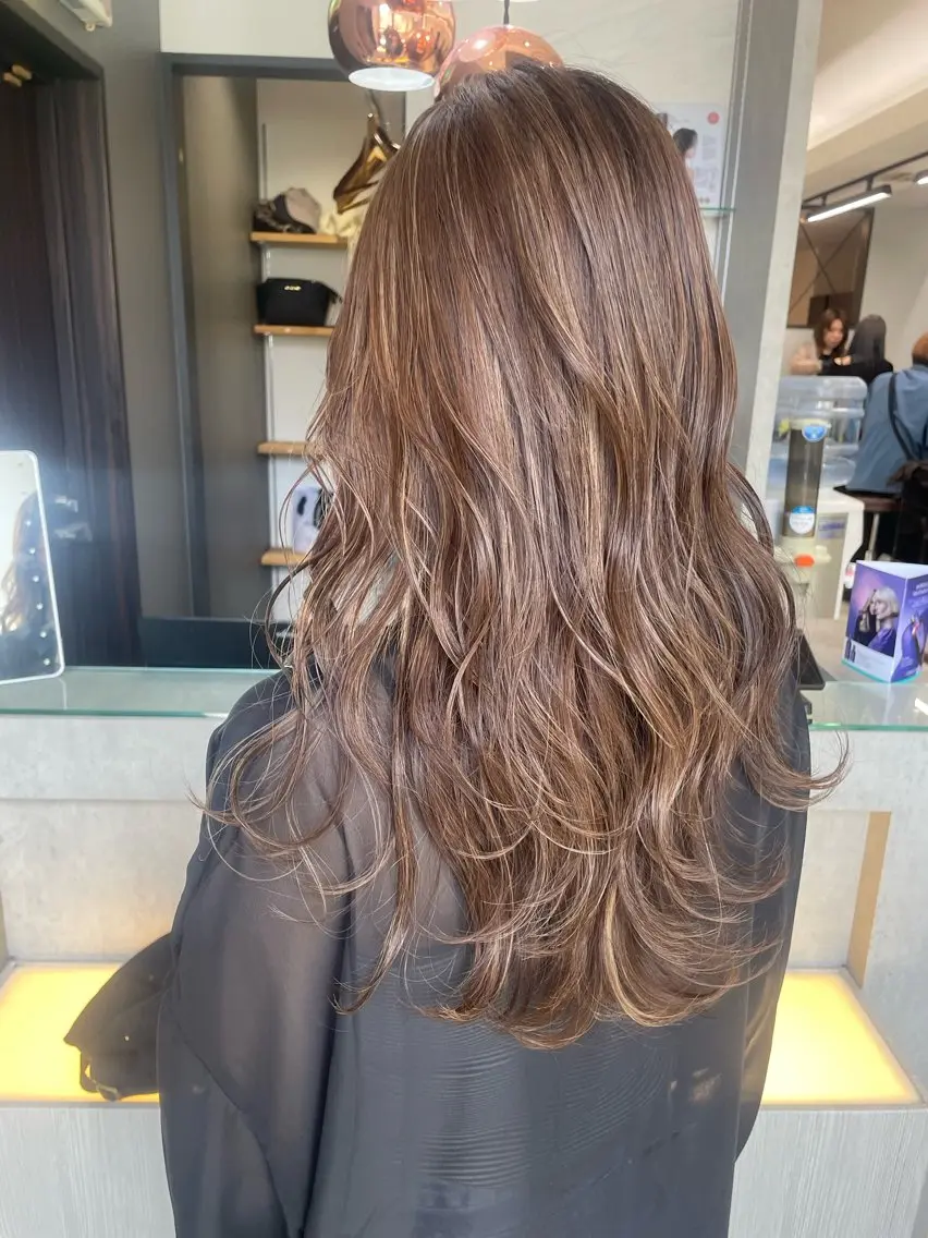 ロング カラー ハイライトカラー ハイライト AIRI layer cut hairのヘアスタイル
