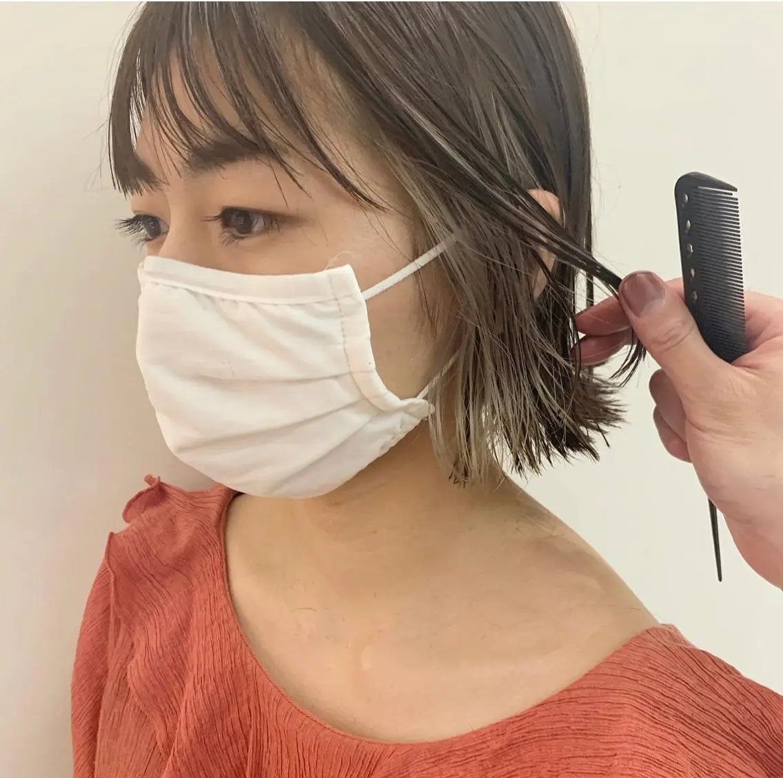 ショート カラー ベージュカラー イヤリングカラー iLi 《イリ》のヘアスタイル