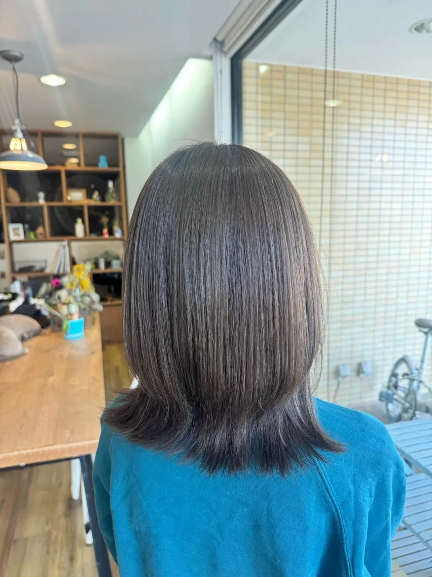 セミロング カラー アッシュ オリーブアッシュ ツキダテ ユイのヘアスタイル