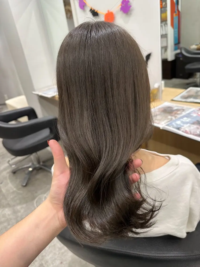 ミディアム カラー ブリーチ 透明感カラー グレージュ ブリーチなしカラー オリーブグレージュ カット ヘアカラー トリートメント 巻ける髪質改善🫧ハ イライト/永田汰伊智のヘアスタイル
