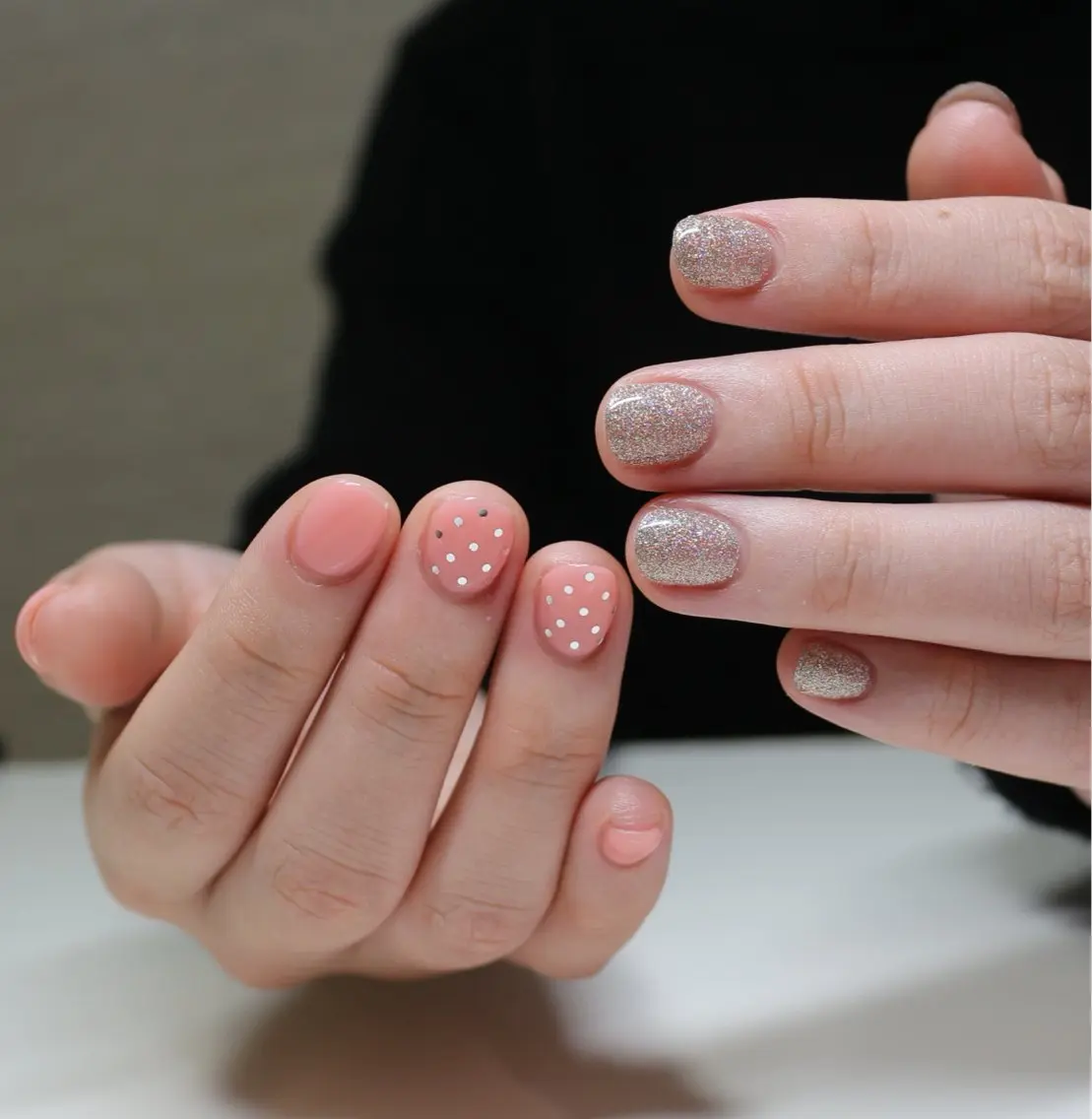 ネイル ドット ホログラムネイル キラキラネイル ワンカラーネイル ピンク ハンドネイル Baku Nailsのネイルデザイン