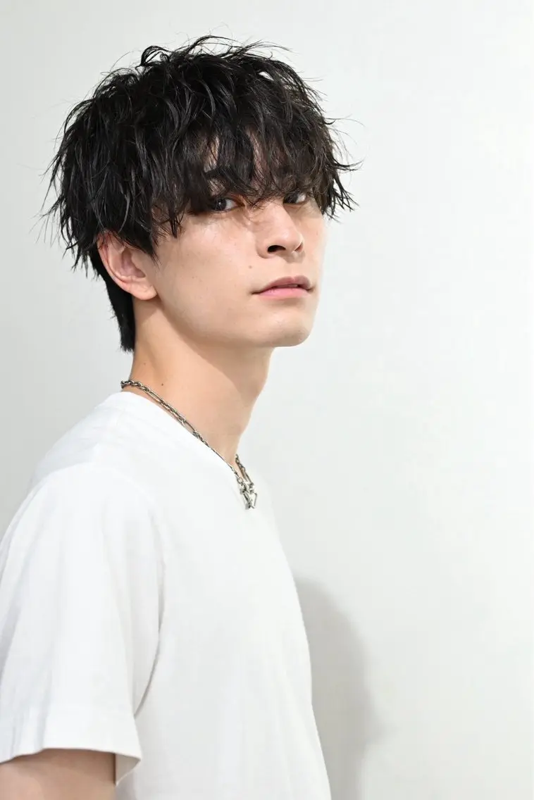ミディアム パーマ メンズ ミディアムパーマ メンズブリーチ センターパート フェードカット マッシュ メンズサロン kiyoのヘアスタイル