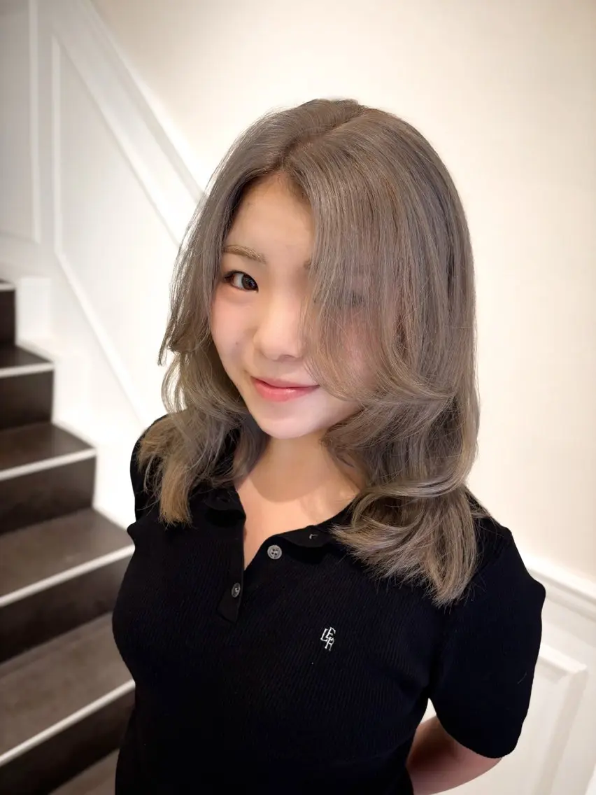 セミロング カラー ベージュカラー ホワイトベージュ ヘアカラー トリートメント 柔らかgirly/ レイヤー/yuiのヘアスタイル