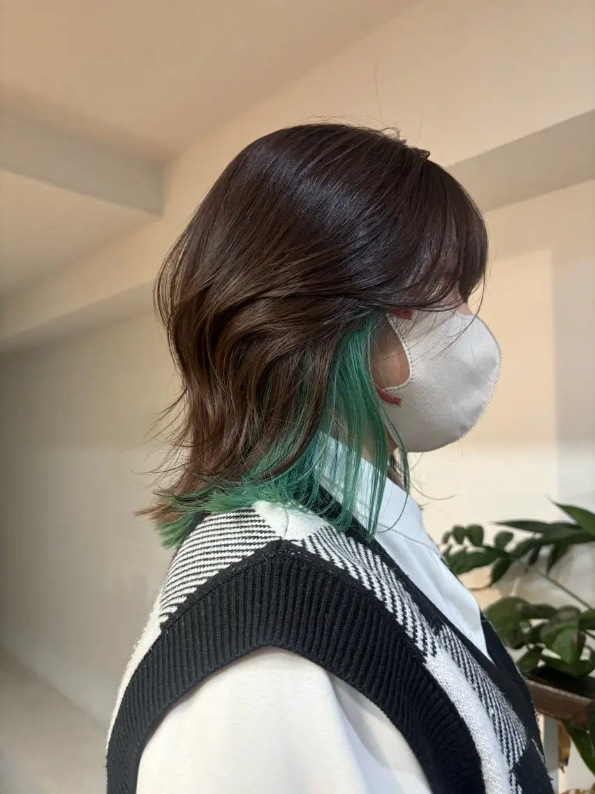 ミディアム カラー 黒髪 ブリーチ ブルーカラー ブルーブラック ケアブリーチ ヒヤジョウ ユウナ／cinqのヘアスタイル