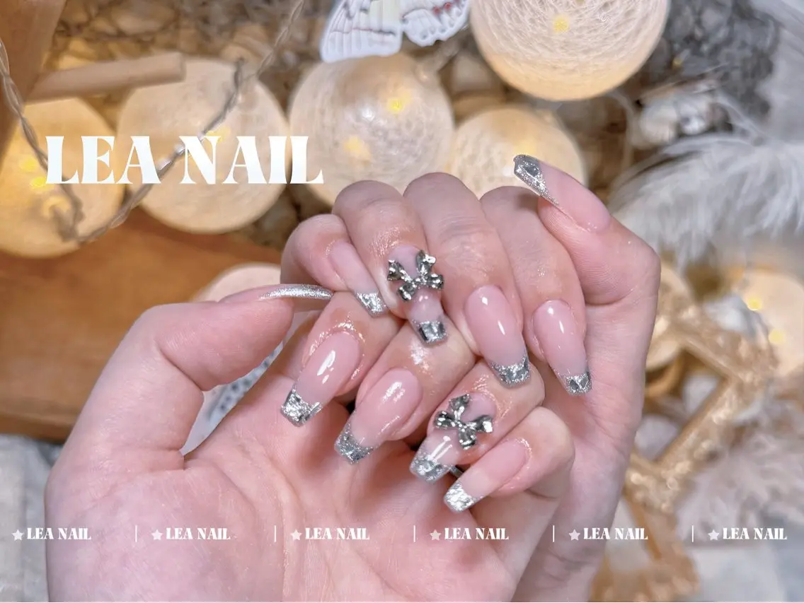 ネイル フレンチネイル ガラスフレンチ ハンドネイル Luxe Nail Salonのネイルデザイン