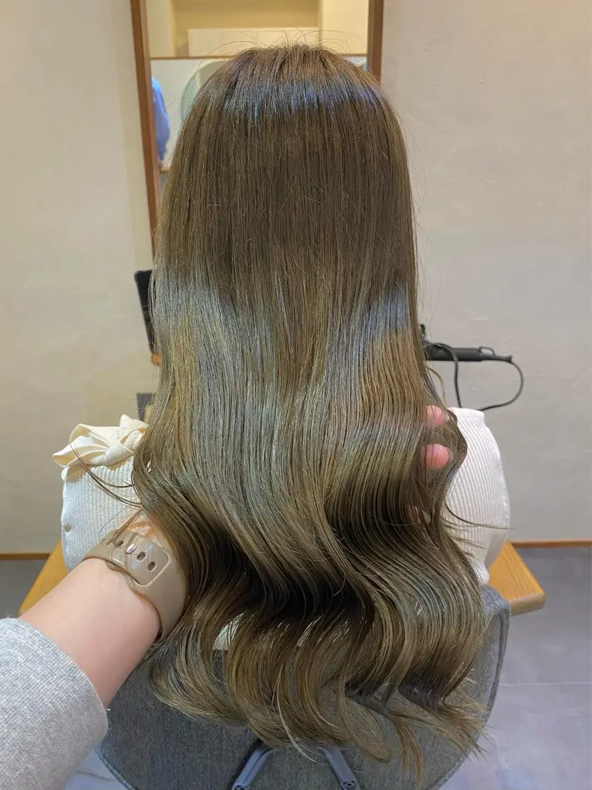 セミロング カラー ベージュカラー ブリーチ 透明感カラー ダブルカラー オリーブベージュ 透明感カラー/韓国 ヘア🩶yuri🩵のヘアスタイル