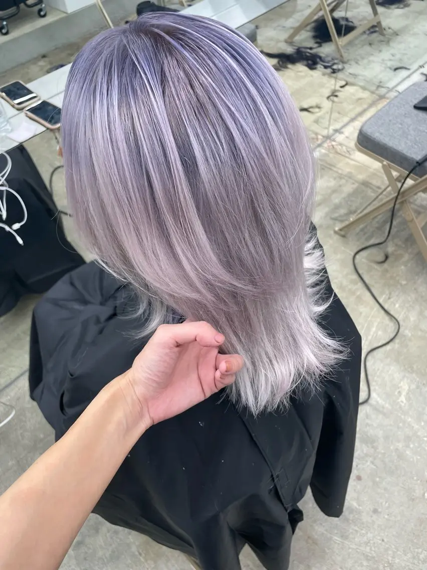 セミロング カラー インナーカラー 推し ブリーチ 髪質改善のヘアスタイル