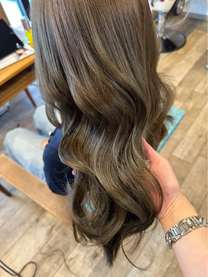 セミロング カラー オリーブカラー カット ヘアカラー トリートメント Liere Muuのヘアスタイル