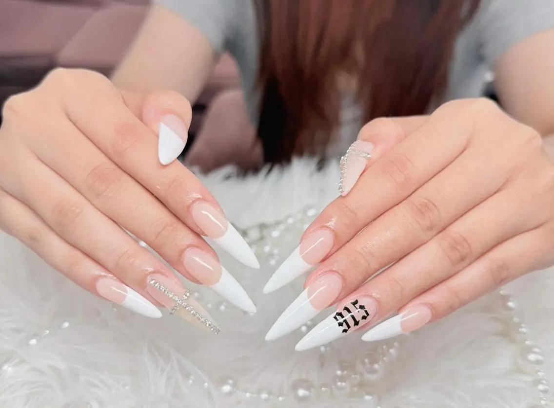 ネイル フレンチネイル ロングネイル 持ち込み ストーンネイル ワンホンネイル Melia Nailsのネイルデザイン