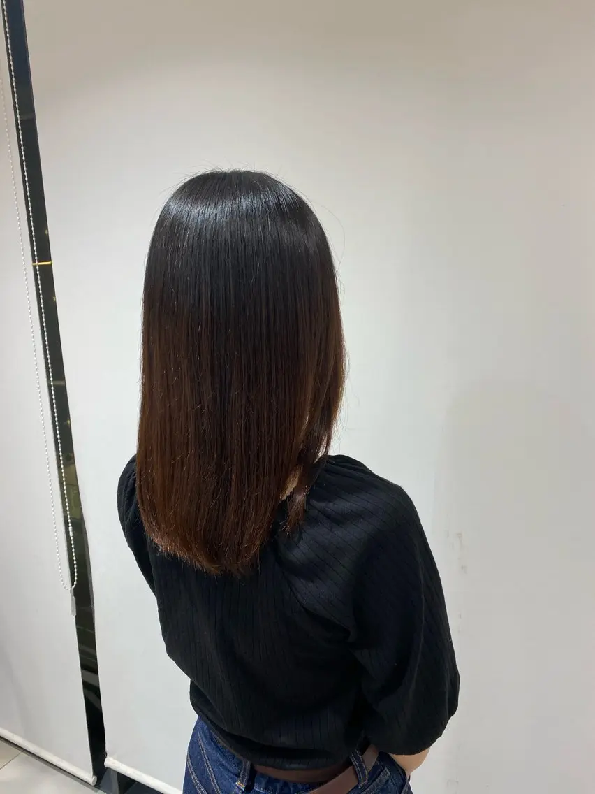 セミロング mei / レイヤー 顔まわり 🤍のヘアスタイル