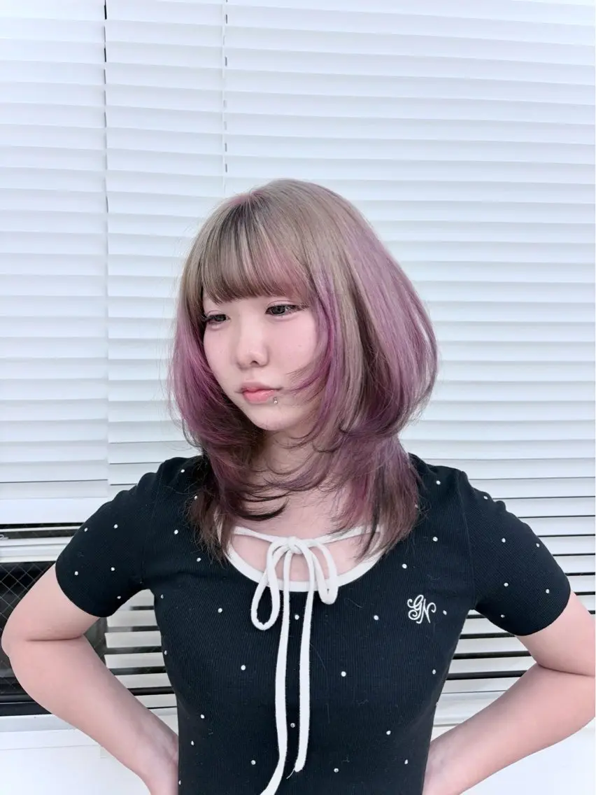 ロング カラー ヘアカラー 縮毛ブリーチ／黒染め 複雑履歴／ホワイトのヘアスタイル