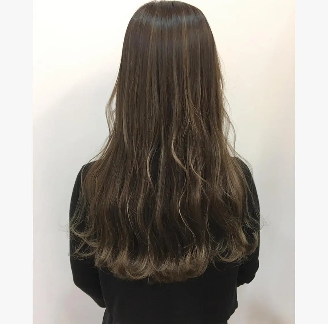 ロング カラー アッシュ ベージュカラー ブリーチ 透明感カラー グラデーションカラー カット ヘアカラー トリートメント 鈴木 翔梧のヘアスタイル