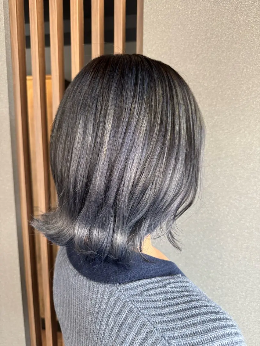 ミディアム カラー アッシュ アッシュグレー ブリーチ ダブルカラー ワタナベ テルマサのヘアスタイル