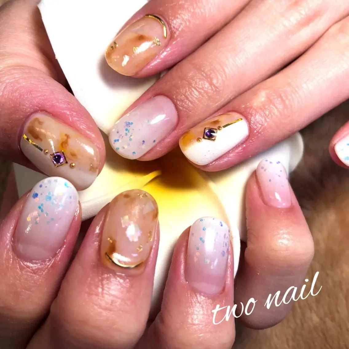 ネイル べっ甲ネイル ホワイト ハンドネイル two nailのネイルデザイン
