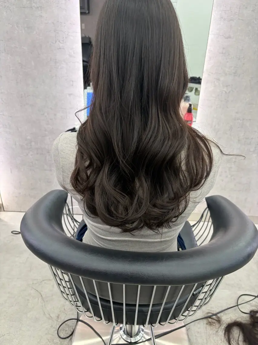 ロング カット 低ダメージ透明カラー 𝙼𝙰𝙽𝙰のヘアスタイル