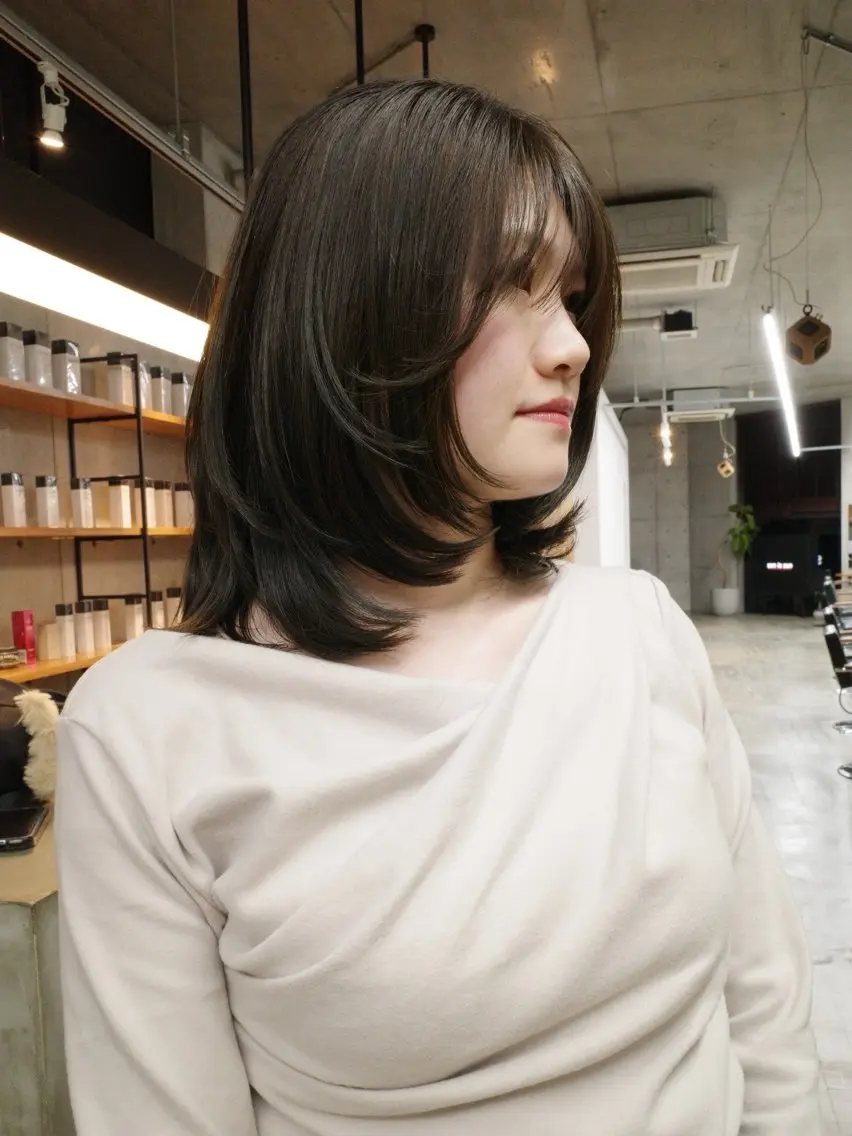 ミディアム カット 葉 /レイヤーカットのヘアスタイル