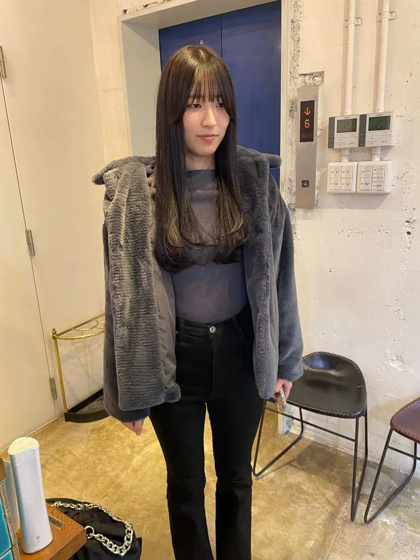 ロング カラー ダークグレー ダークグレージュ グレージュ レイヤーカット MIOベージュカラー 柔らかいカラーのヘアスタイル