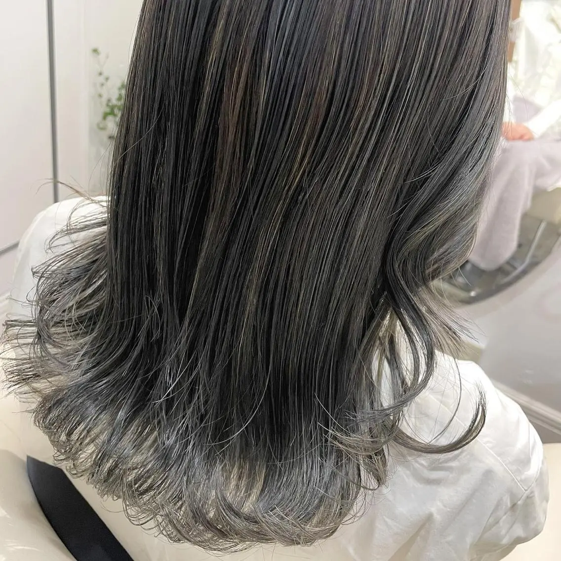 ミディアム カラー ブルーカラー ブルージュ 透明感カラー ハイライトカラー ハイライト . AYUKAのヘアスタイル