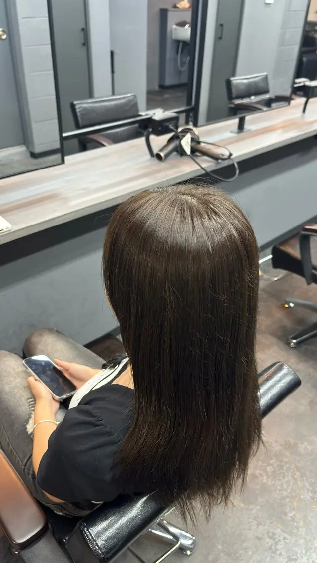 セミロング カラー ブリーチ ブラウンカラー ブリーチなしカラー オリーブブラウン ヘアカラー 内山 拓実のヘアスタイル
