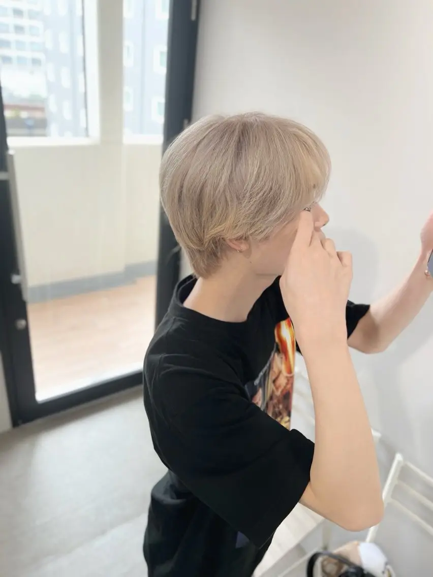 カラー メンズ メンズブリーチ センターパート メンズ韓国風 メンズウルフカット ベージュカラー カット ヘアカラー トリートメント ブリーチ/髪質改善/ レイヤー/YUTOのヘアスタイル
