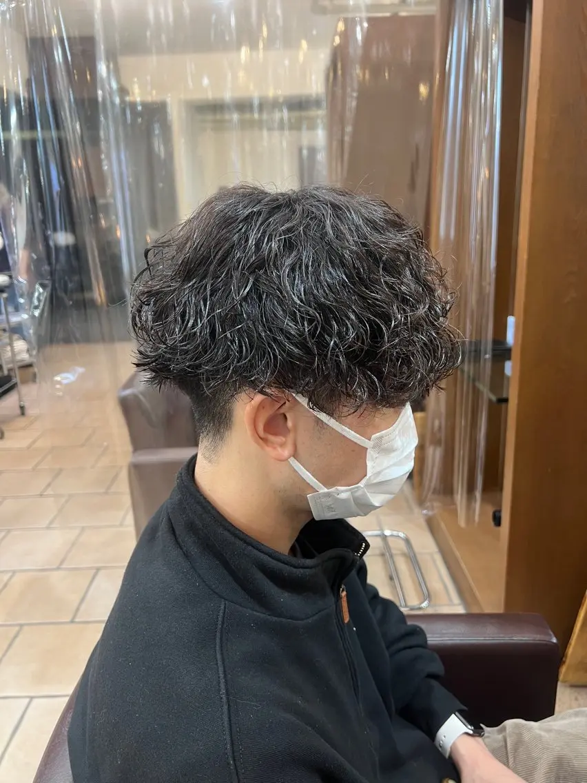 ミディアム パーマ メンズ ミディアムパーマ メンズパーマ 波巻きパーマ カット パーマ メンズカットパーマ ✂️ JOYAのヘアスタイル