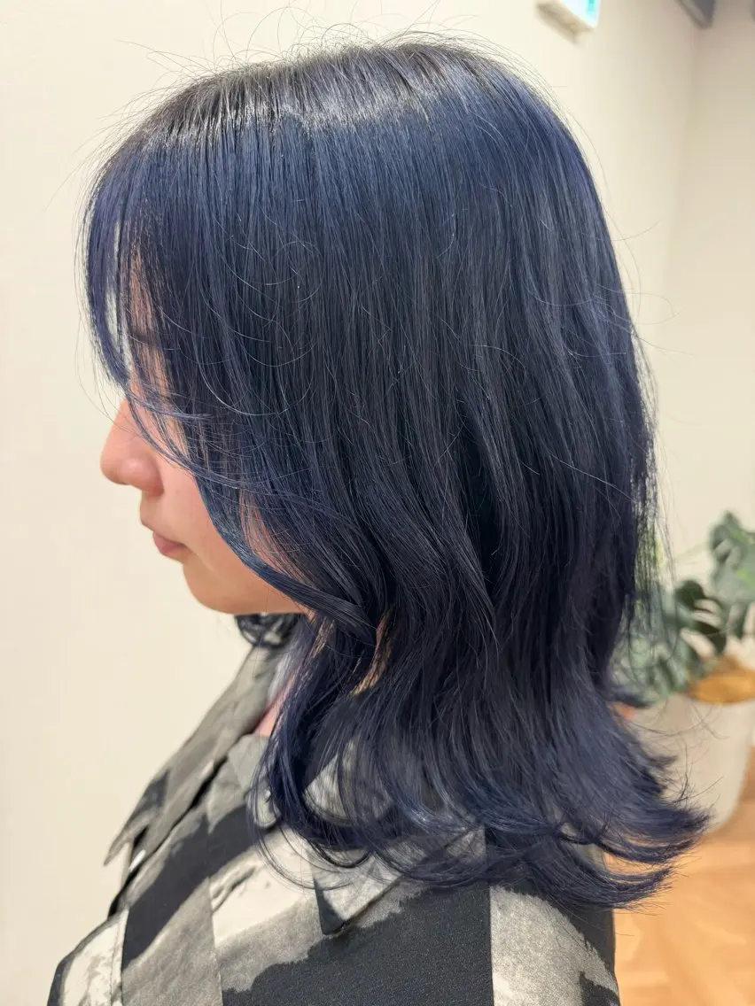 ミディアム カラー ブルーカラー ネイビーカラー カット ヘアカラー 佐々木 有彩のヘアスタイル